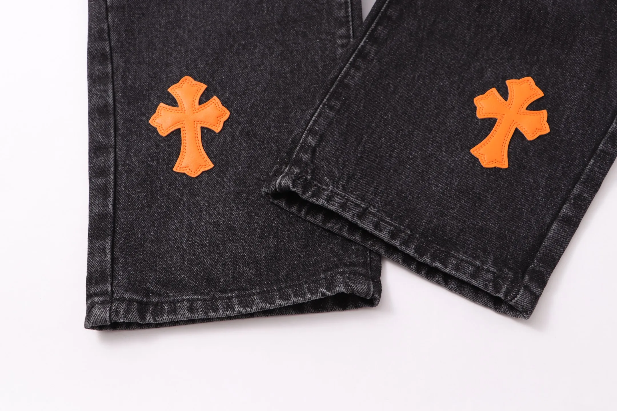 P260 Style number: H74 Croxin & 𝐂𝐡𝐫𝐨𝐦𝐞 𝐇𝐞𝐚𝐫𝐭 ss25 black leather Sanskrit fine jeans. Styles with different washed textures are very friendly to people with thin legs. The slightly flared version perfectly modifies the leg shape. The timeless and moderate length makes it easy to match and match. It is the basis for various styles and is a must-have in your wardrobe! The fabric is stiff but also makes the upper body soft without losing texture. The washing process is even more perfect. It is a must-have item for everyone! ! ! Washed wheat, hang tag, pants label, three labels complete Color: black Size: 28-30-32-34-36